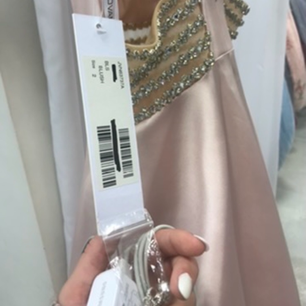 Prom Dress 👗🎀 - Picture 5 of 10